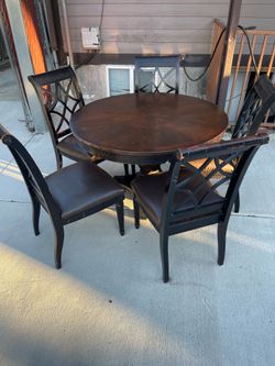 Round Dinning table with 4 chairs