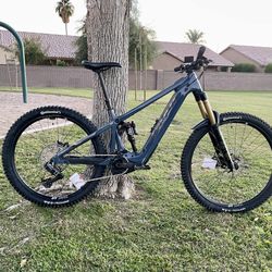 2025 Pivot Shuttle LT - Medium with Upgrades!