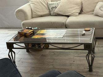 Coffee Table W/ 2 End Tables Like New