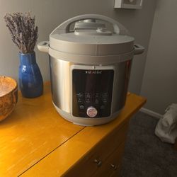 Brand New Never Used Instant Pot Duo