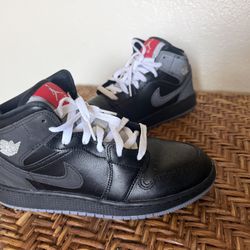 Nike Air Jordan 1 Mid GS Youth Size 6Y Black White Sneakers HV5180-010 - Very Good Condition 