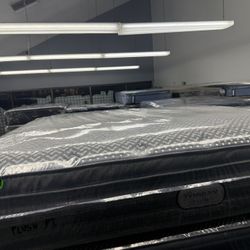 KING SIZE SIMMONS BEAUTYREST BEYOND (PLUSH) PILLOW TOP MATTRESS & BOX SPRINGS BED SET