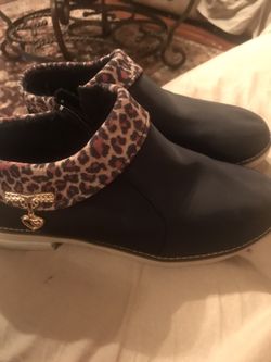 Women’s shoes /size 7