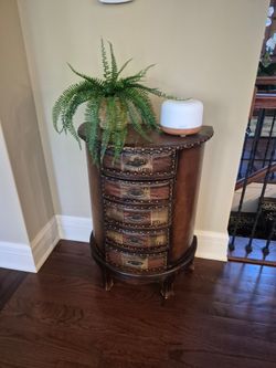 Beautiful 5-Drawer Vintage Style Accent Chest / Side Cabinet