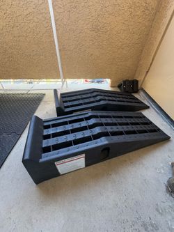 Pittsburgh Vehicle Ramp Set and Rubber Wheel Chock Set