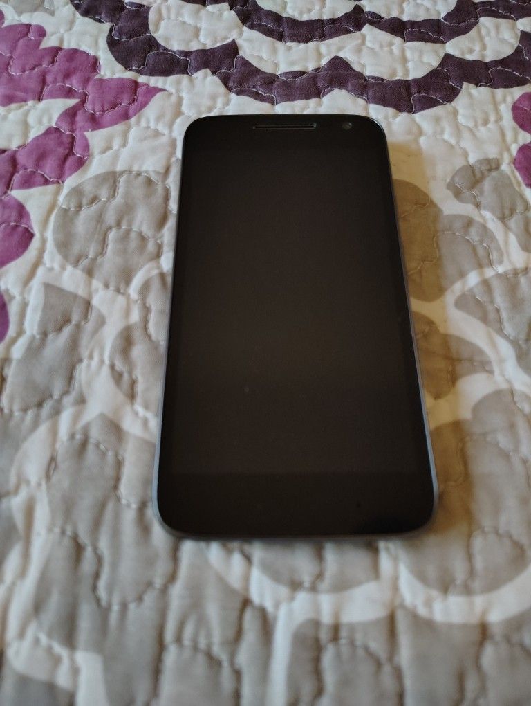 LIKE NEW MOTOROLA MOTO G4 PLAY 16 GB BLACK VERIZON WITH CHARGER