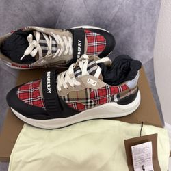 Burberry Men’s Low Top Sneakers Size 9