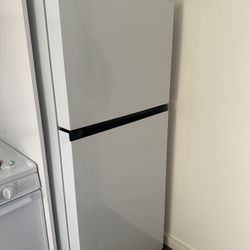 LG 17.5 CU FT REFRIGERATOR 