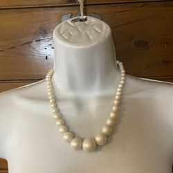 (JE15) Vintage Faux Pearl Necklace Fun Piece