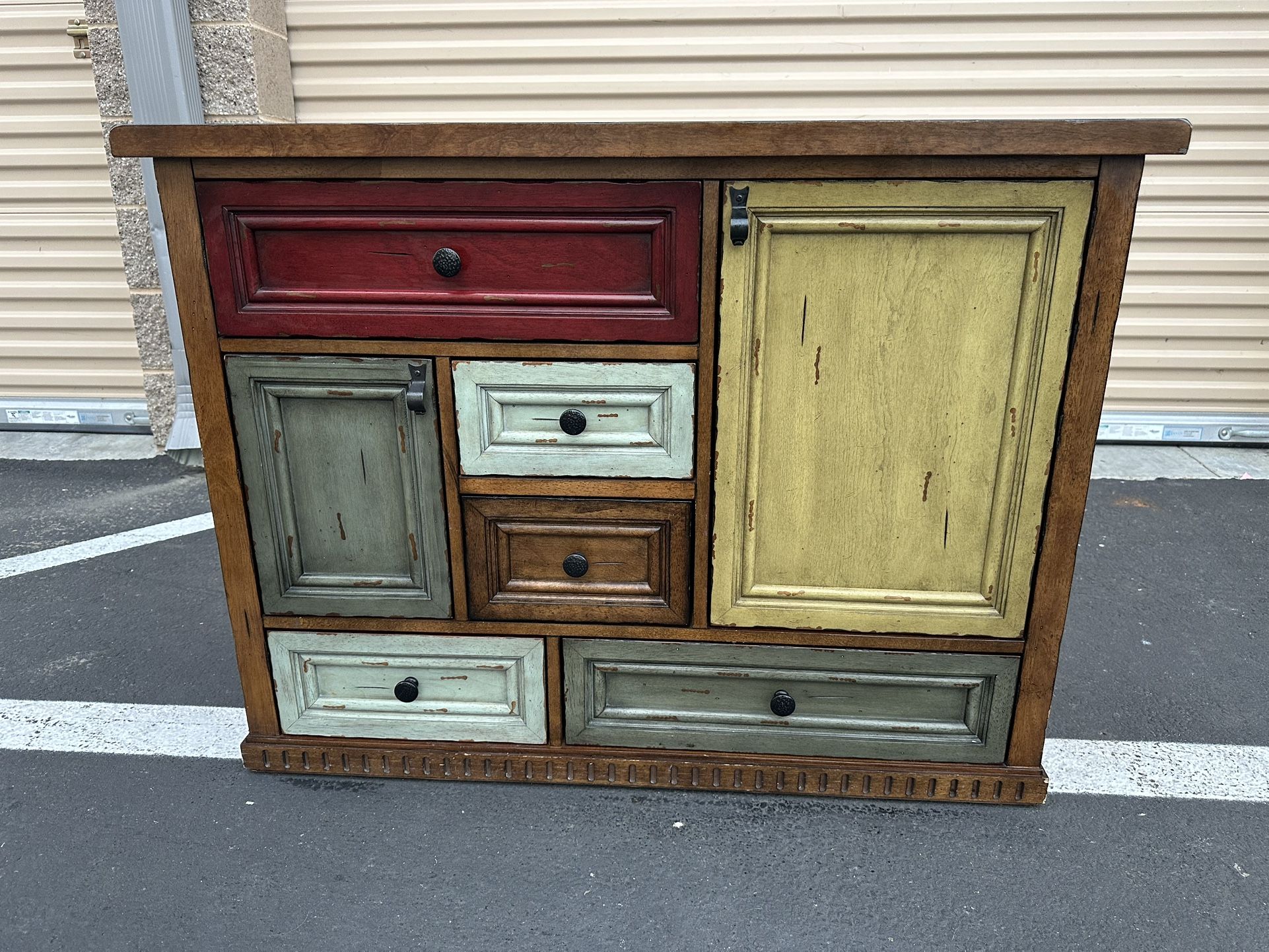 Kendra accent Cabinet/ Gabinete Con Pierre’s Y Cajones