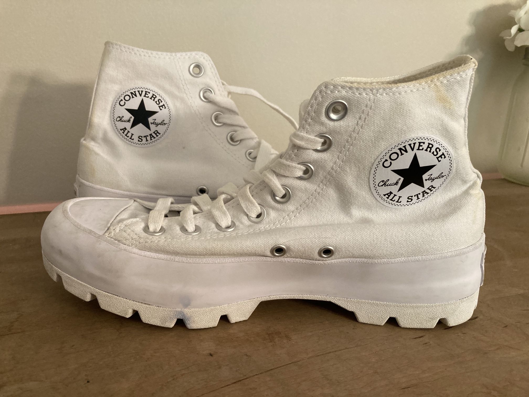 Converse 8.5 women’s Chuck Taylor All Star Hi Lugged Sneaker - White