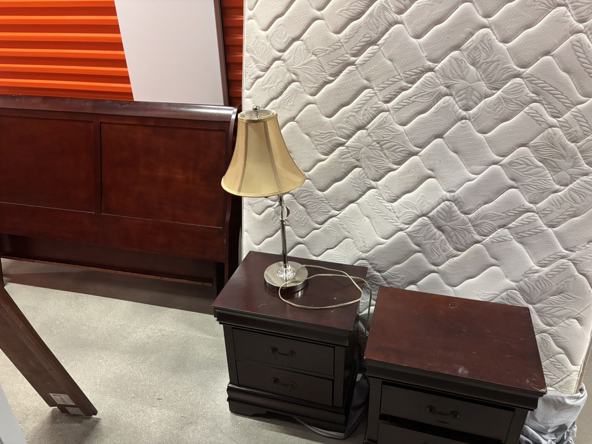 queen bed frame whit 2 end table