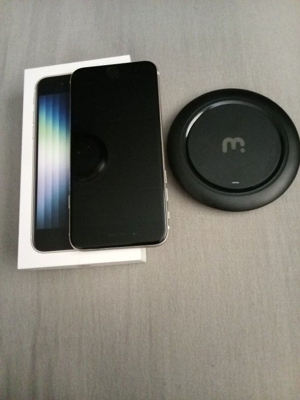 Apple iphone SE (2022) and Wireless Charging Pad