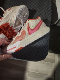 New Mike Womens 9 . Great Shoes