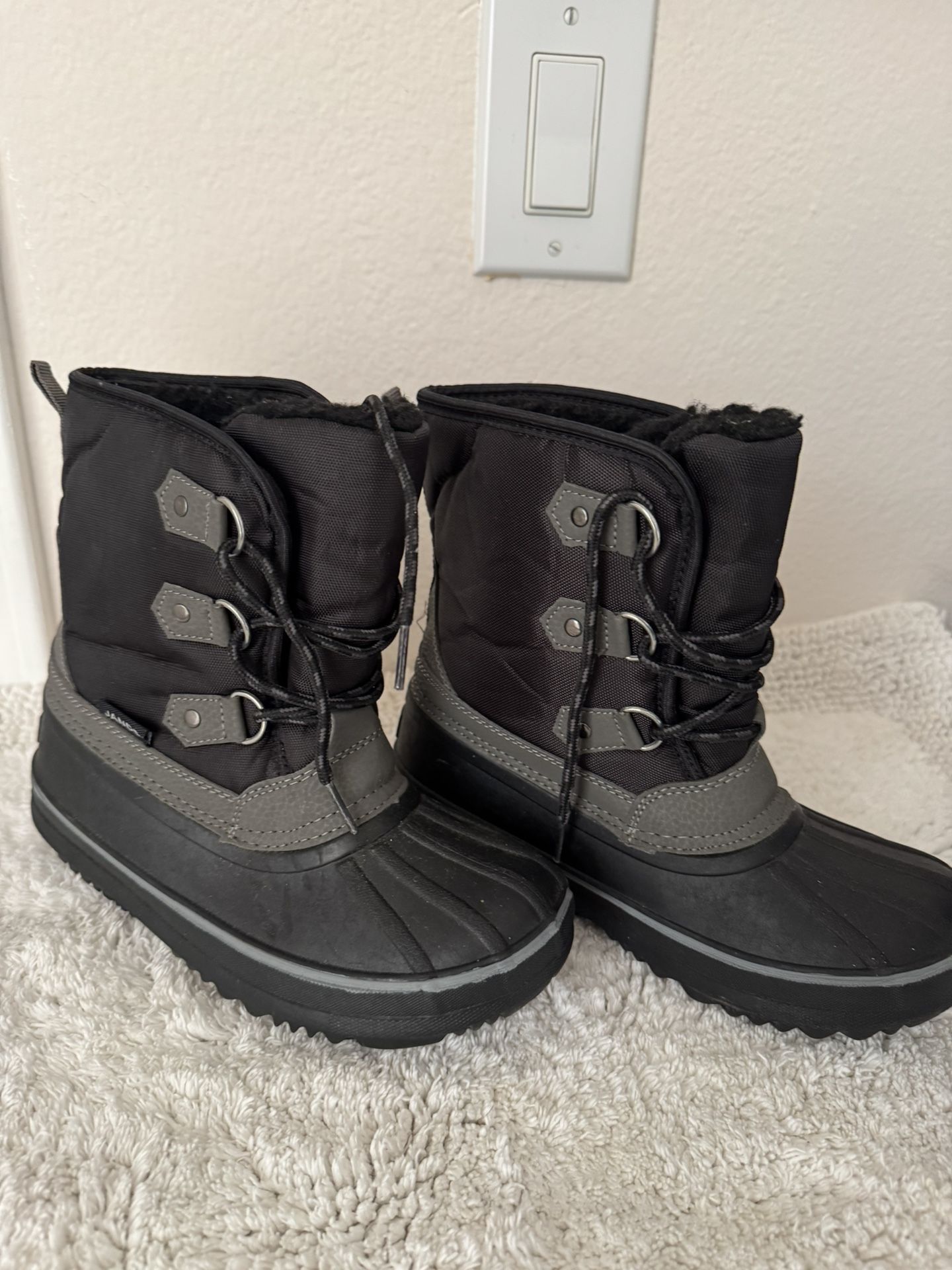 SNOW BOOTS FOR KIDS SIZE 2 $15 BRAND NEW