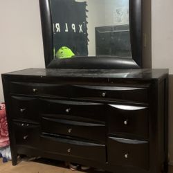 Dresser With Mirror 