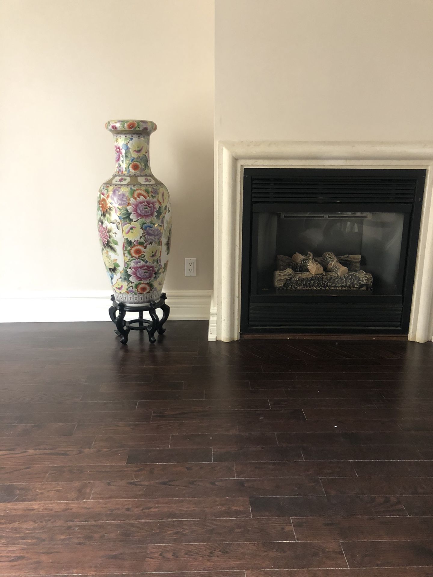 Lovely ornate far easy vase.