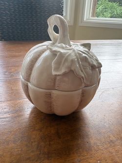 New Mikasa countryside harvest pumpkin, covered bowl 5” chipped stem