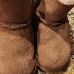 Botitas UGG NUEVAS  NUMERO 5 PRECIO 20