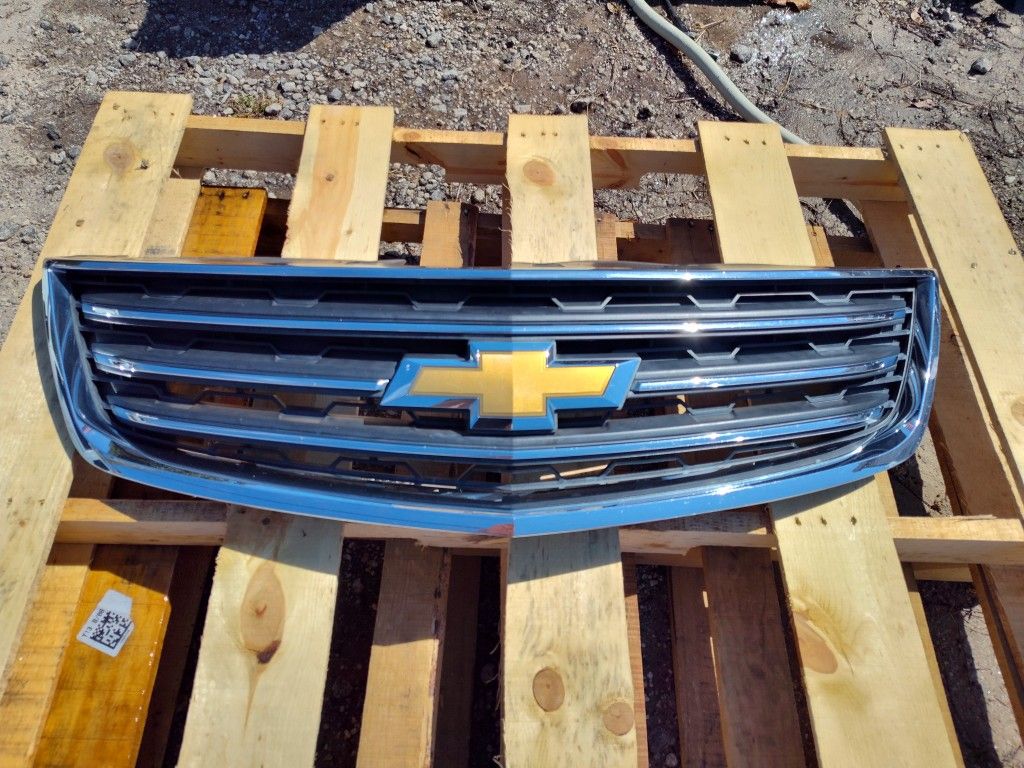 Front Chrome Grill For Chevy Traverse Original OEM Part With Emblem