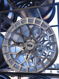 DESATA EL POTENCIAL DE TU TROCA. 6x139.7 | 20" No dejes que tu camioneta sea como todas las demás. Estos rines de 20 pulgadas con el patrón 6x139.7 so