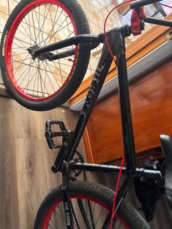 24 inch throne black with red