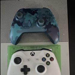 XBOX ONE S + 2 CONTROLLERS  1TB
