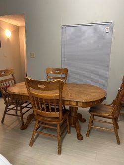 For sale dinning table six chairs $100