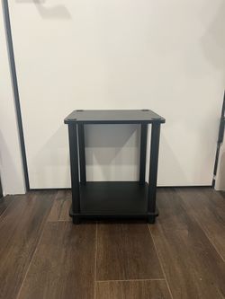 2 wood side tables