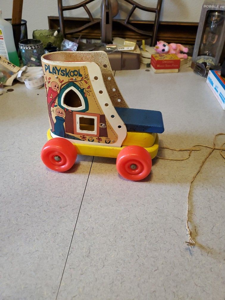 Vintage Wooden Old Lady Lived In a SHOES Pull Toy