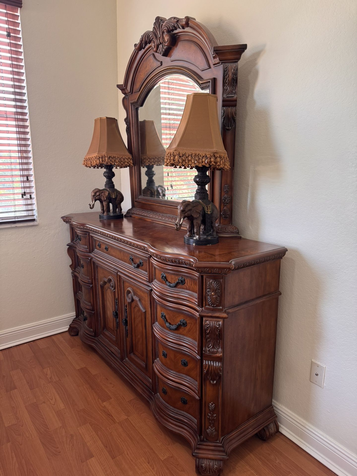 Luxurious Solid Wood Dresser with Mirror – Ornate Carvings & Classic Elegance