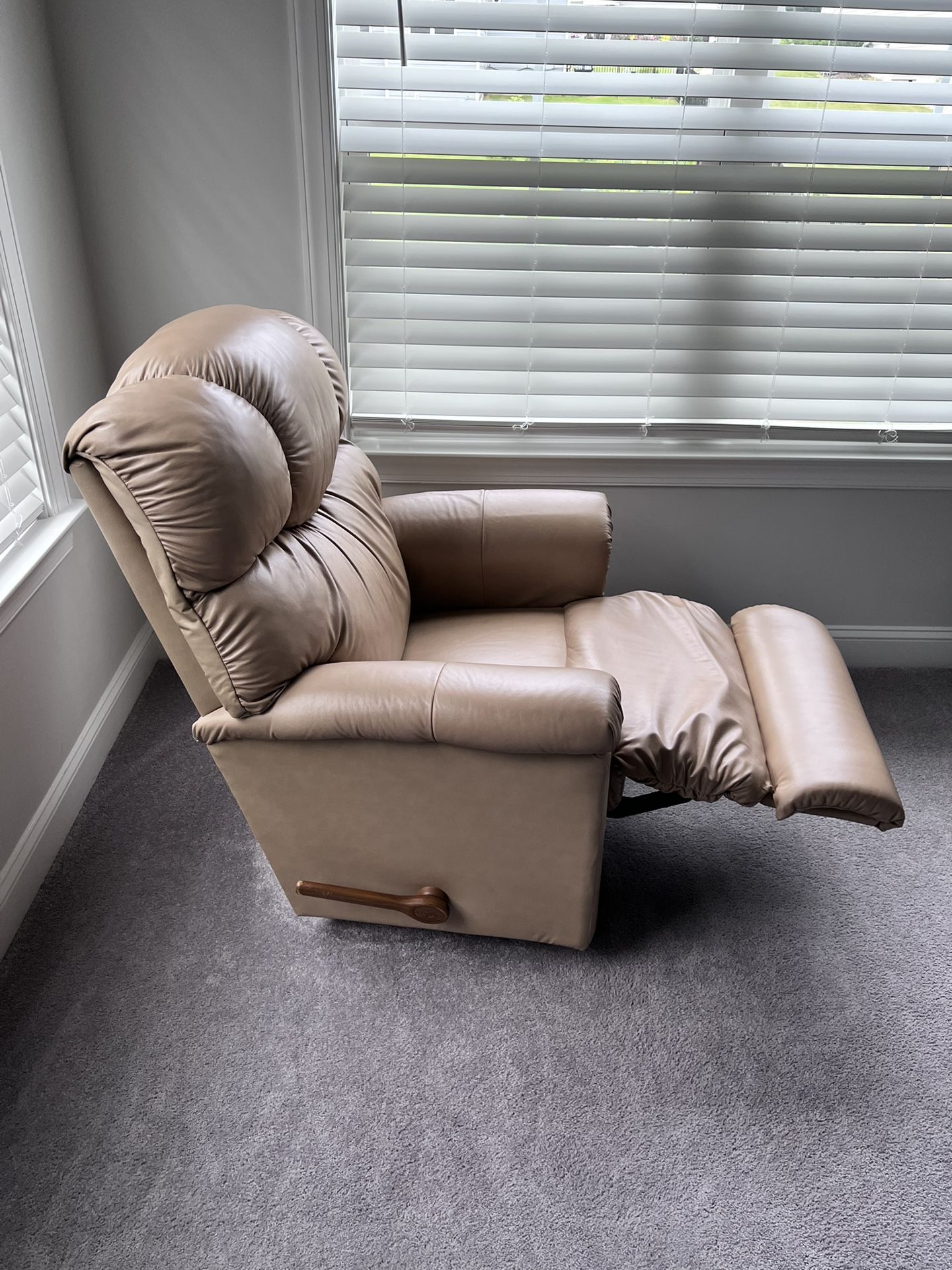 La Z Boy Rocking Recliner w/ Swivel Base