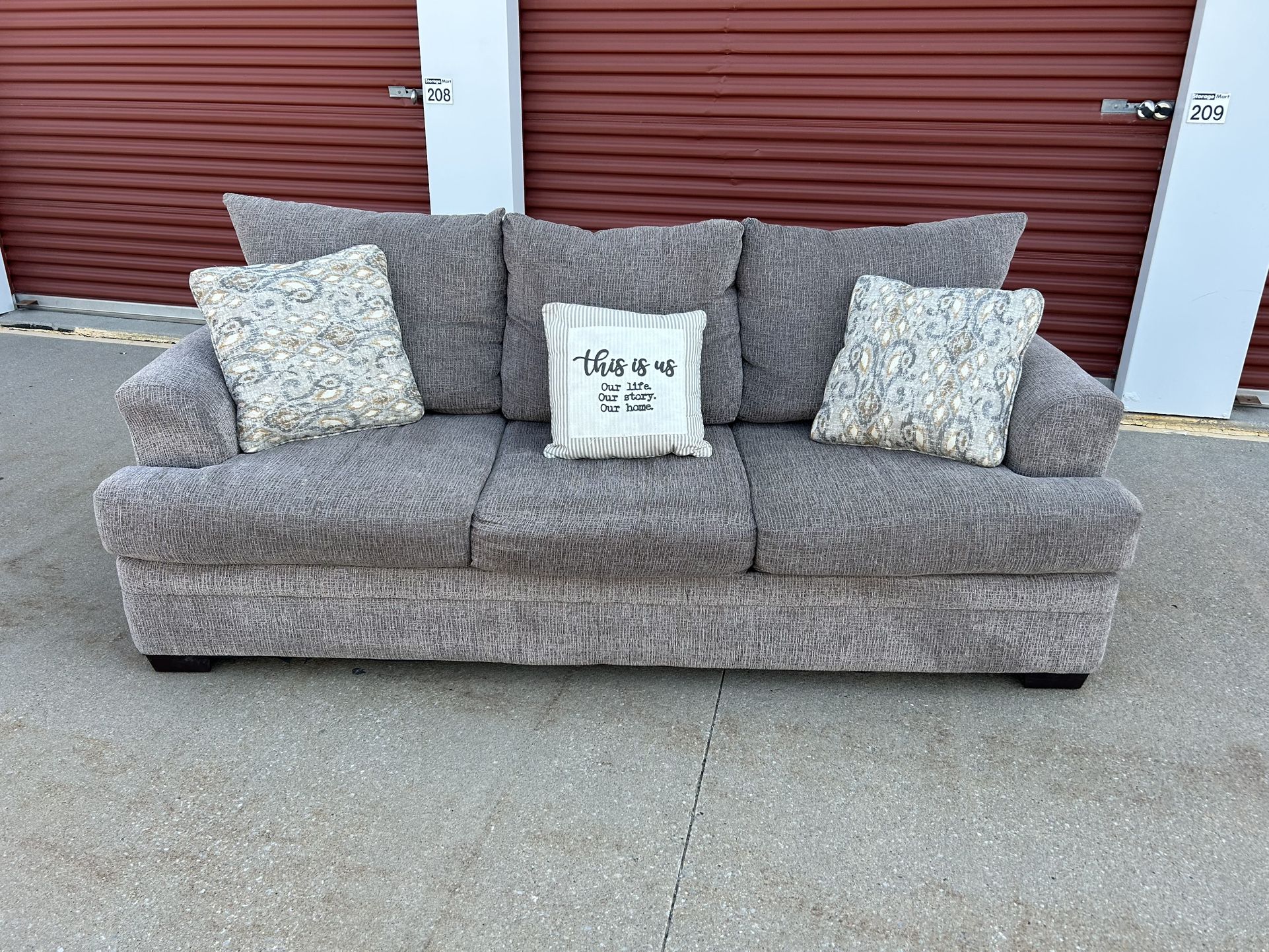 FREE DELIVERY 🚚🚛🚚 Beautiful Couch