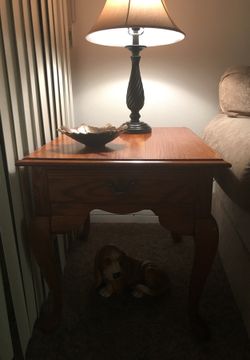 Solid oak end table great condition no scratches or anything
