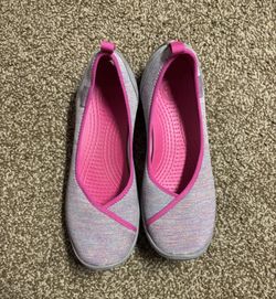 Crocs Women's “Duet Busy Day Multi Flat” in Color Heather Grey/Smoke 