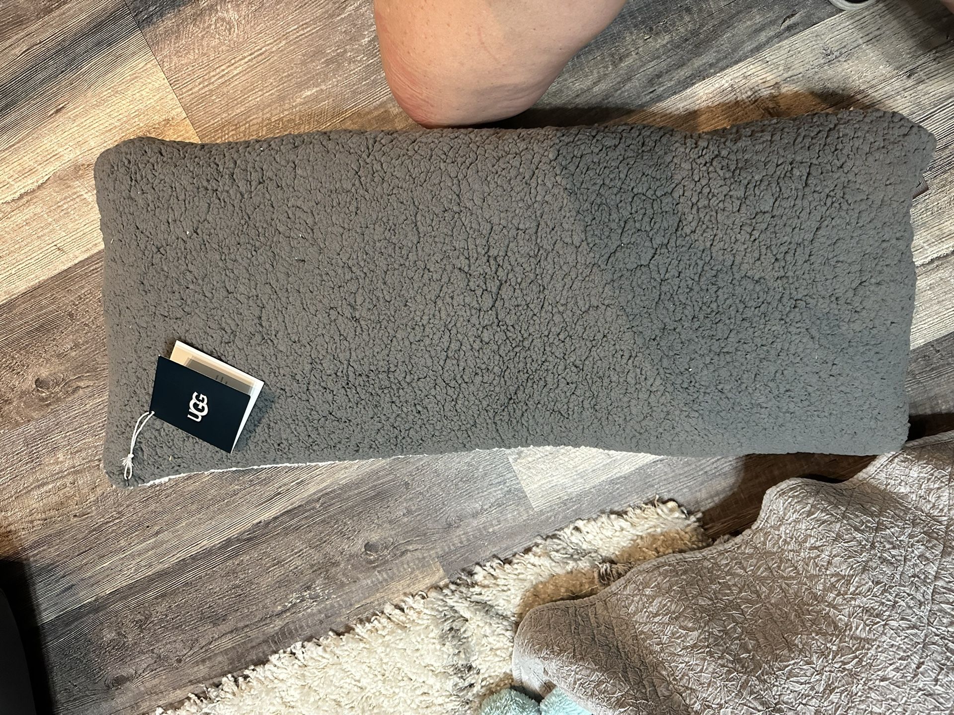 New  Fleece Ugg Body Pillow And Blanket Set 