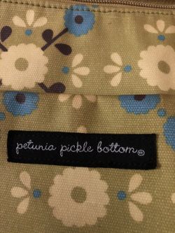 Petunia Dipper Bag with its accessories