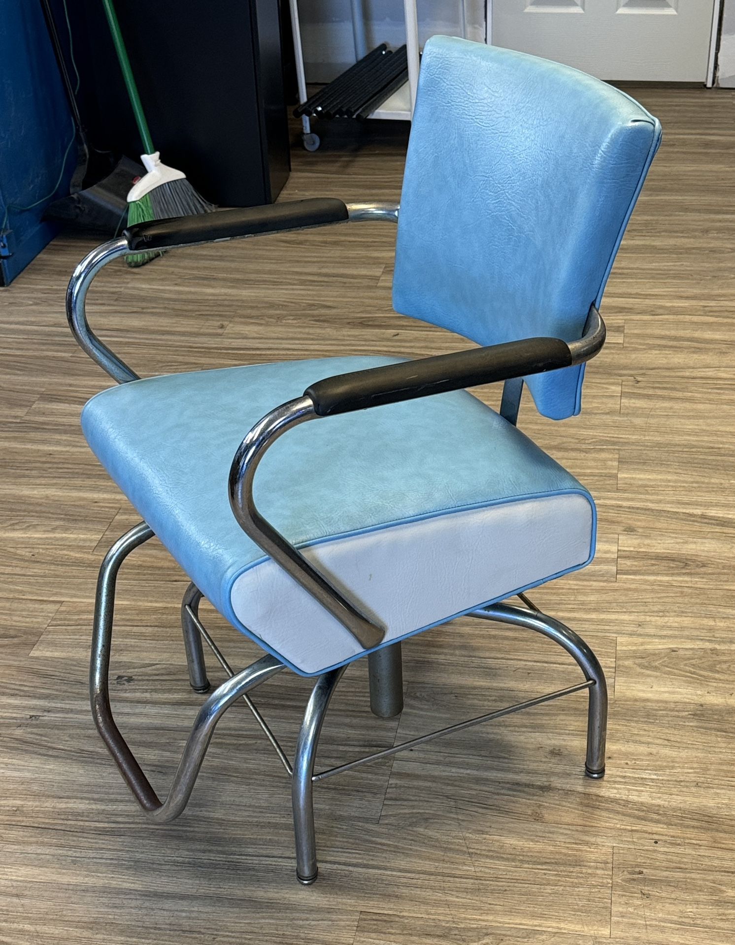 1 Antique Chair In Excellent Conditions