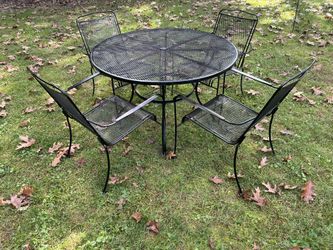 Beautiful Metal Patio Set Table & 4 Chairs