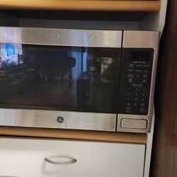 GE Microwave (With Sensor Cooking)
