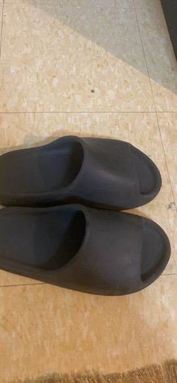 Onyx Yeezy Slides Size 8