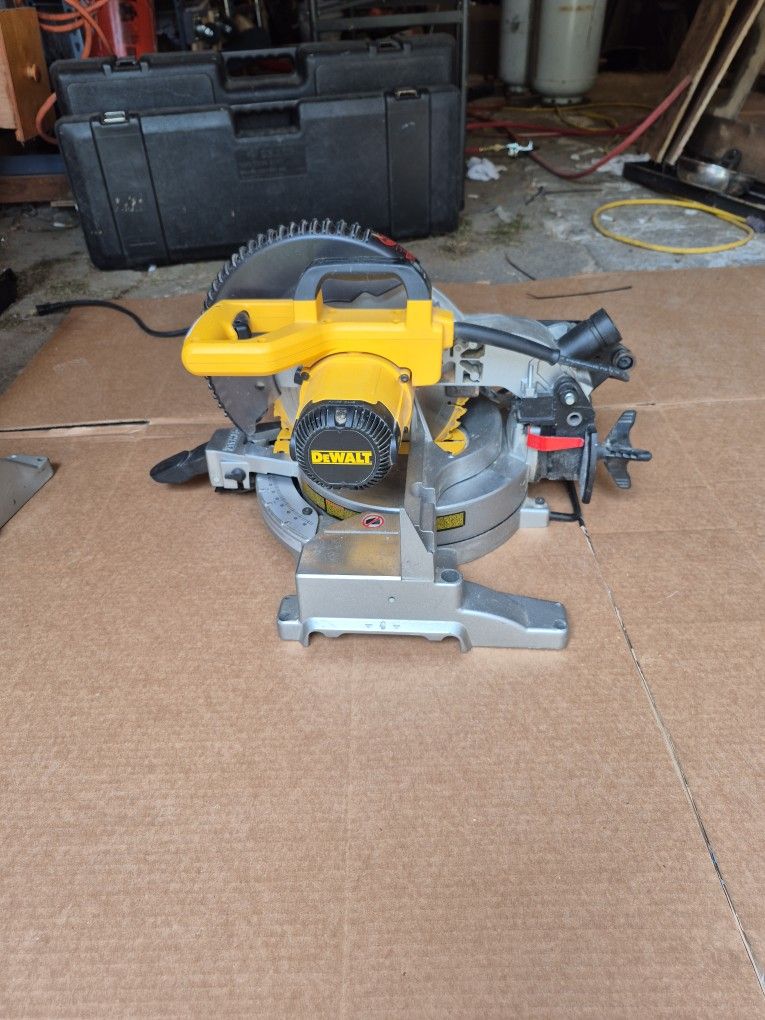 DEWALT DW713 10" Compound Miter Saw