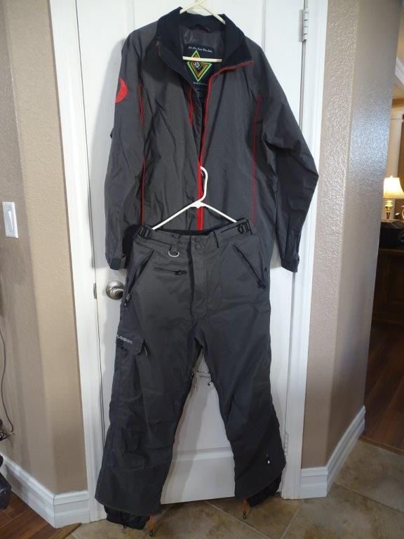 Volcom snow boarding suit