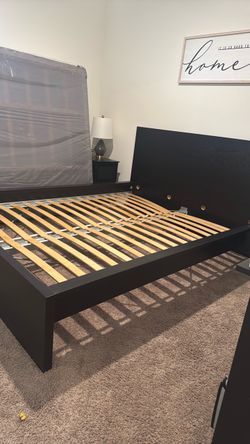 Queen bed frame with 2 nightstands and 2 lamps