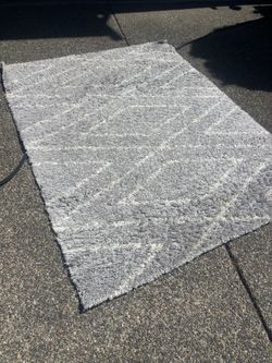 Free light grey rug