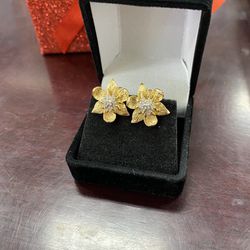 14kt Yellow Gold Diamond Floral Earrings 