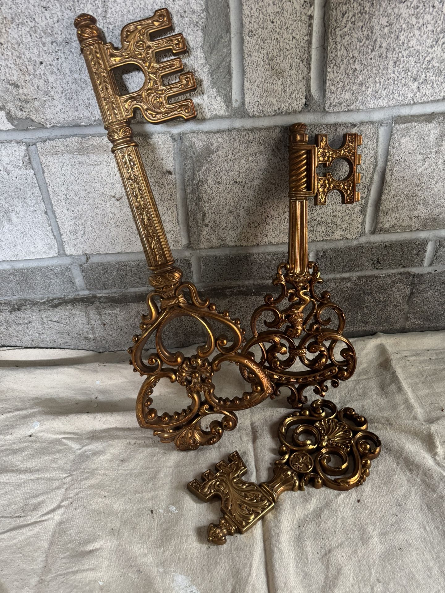 Syroco 3 Piece Skeleton Dart Key Vintage Wall Plaques Gold Tone 24" 18" & 12