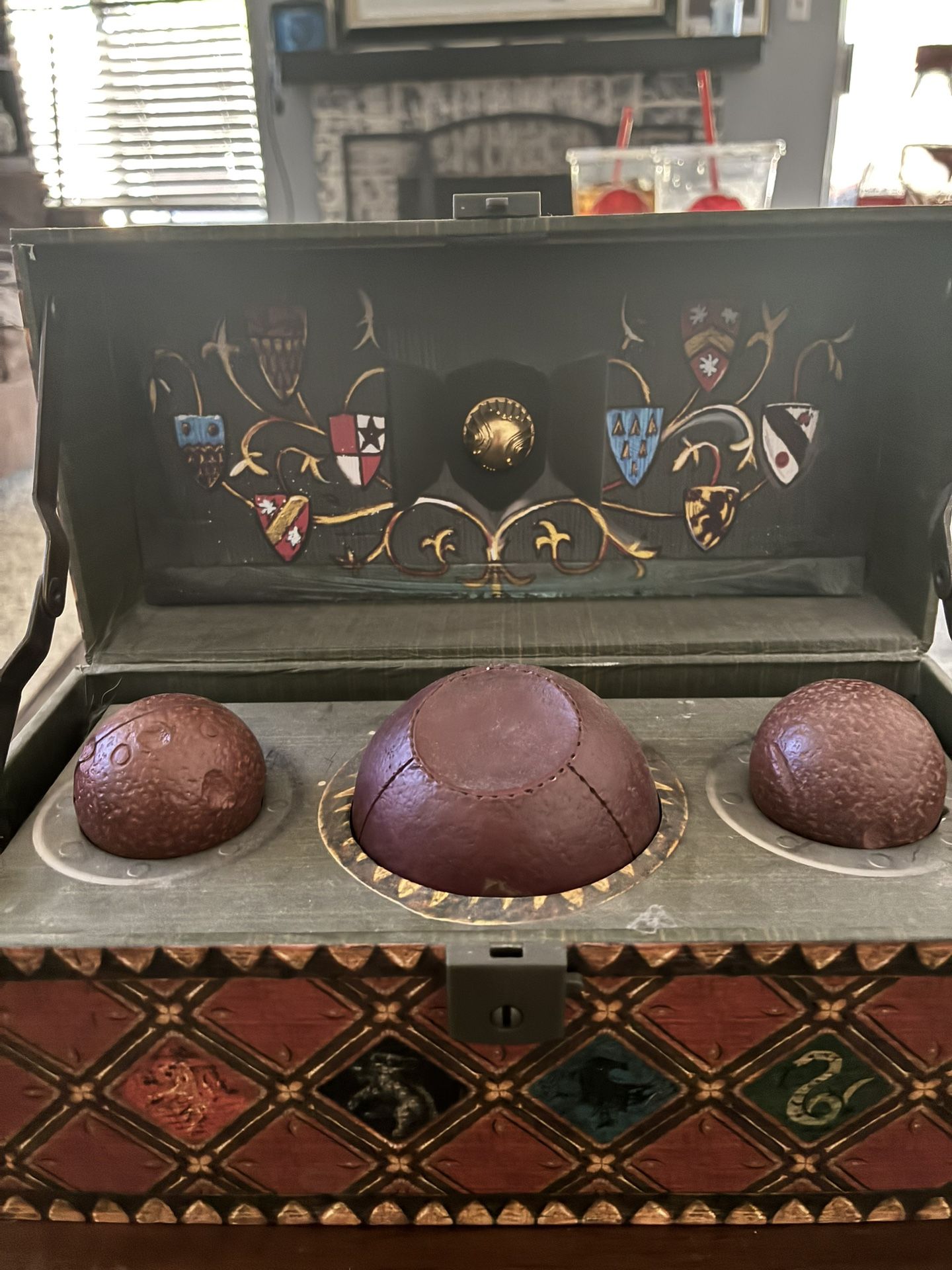 ⚡️ Harry Potter Collectible Quidditch Set – Quaffle & Bludgers in Display Chest ⚡️