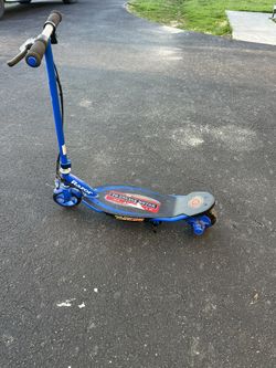 Razor Power Core E95 Electric Scooter Steel Frame, 10 mph Max Speed, 120 lb Capacity. New battery. 