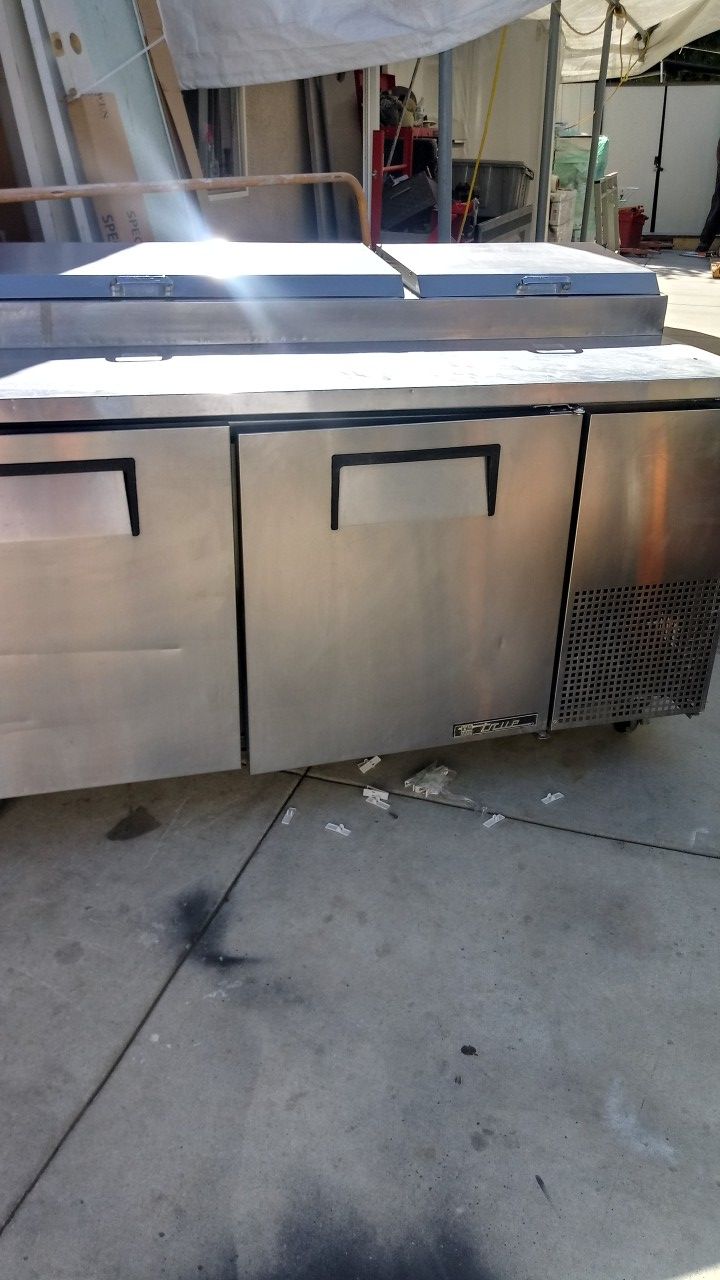 Pizza prep table 3 door refrigerated base